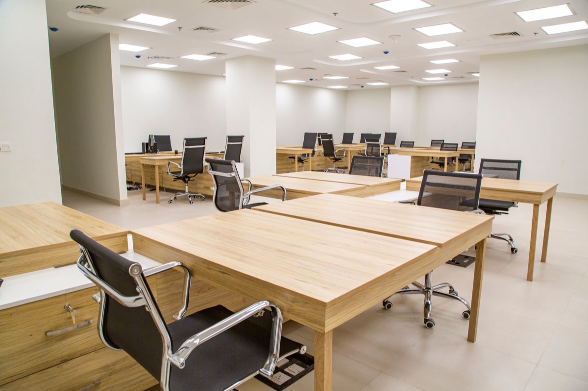 DVLA Büro mit Schreibtisch und Dokumenten