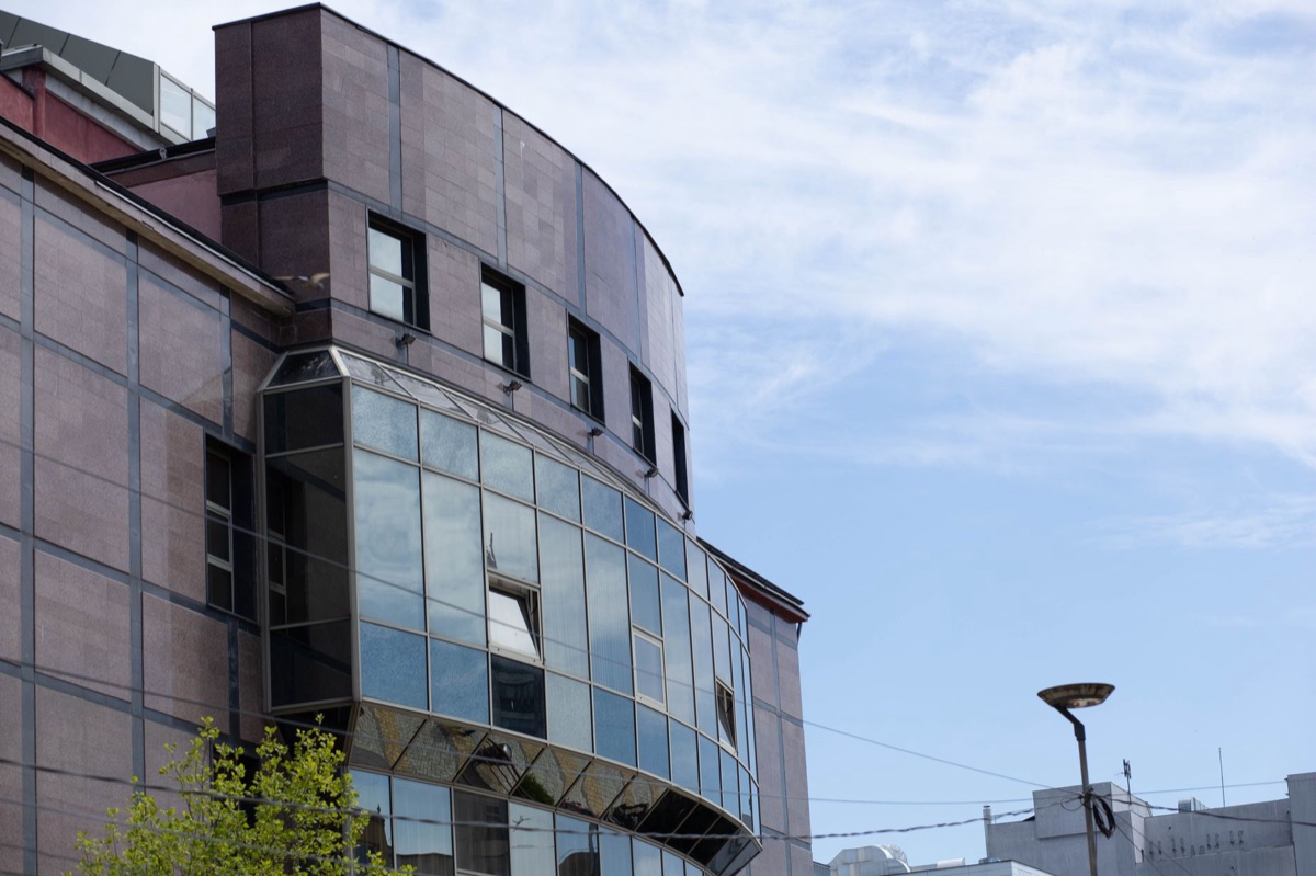 Edificio DVA con logo e struttura esterna