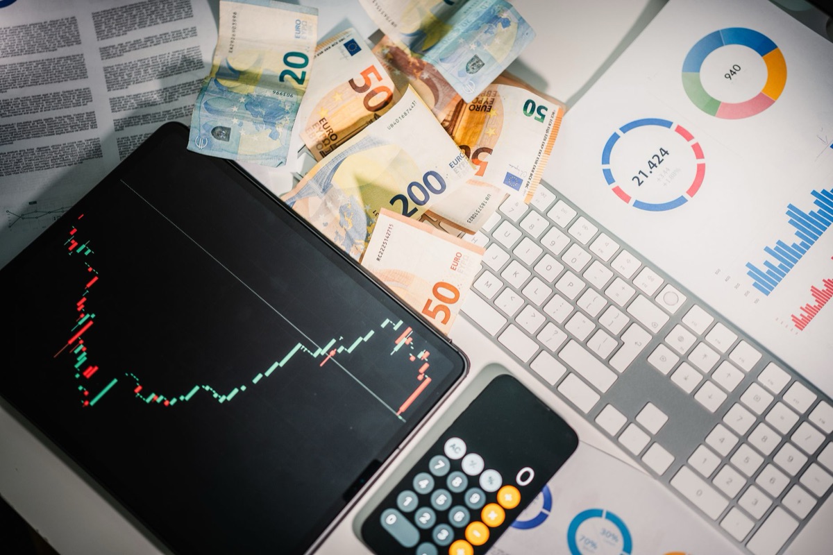 Economische data dashboard van het Verenigd Koninkrijk in een professionele office setting
