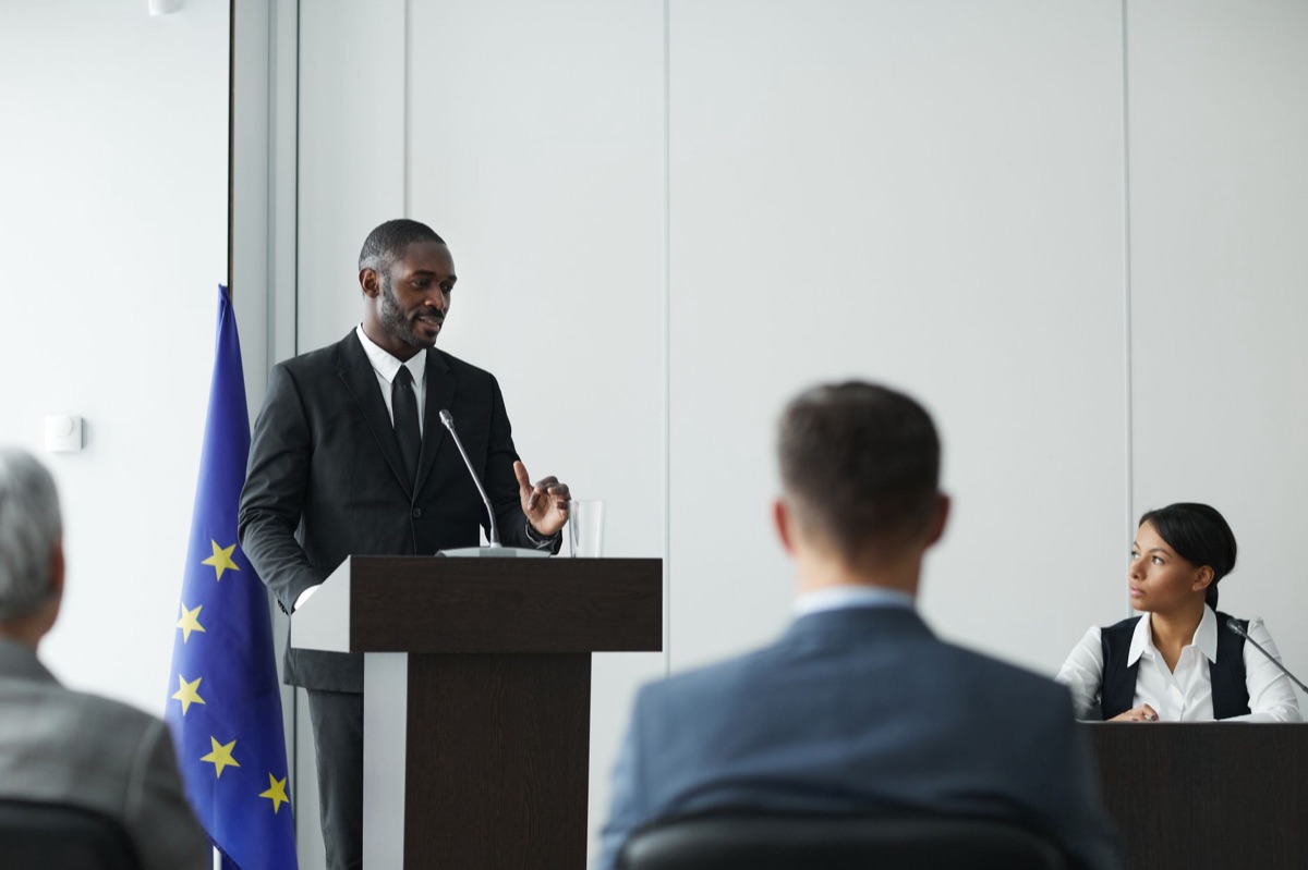 ufficiali britannici e europei in un ufficio
