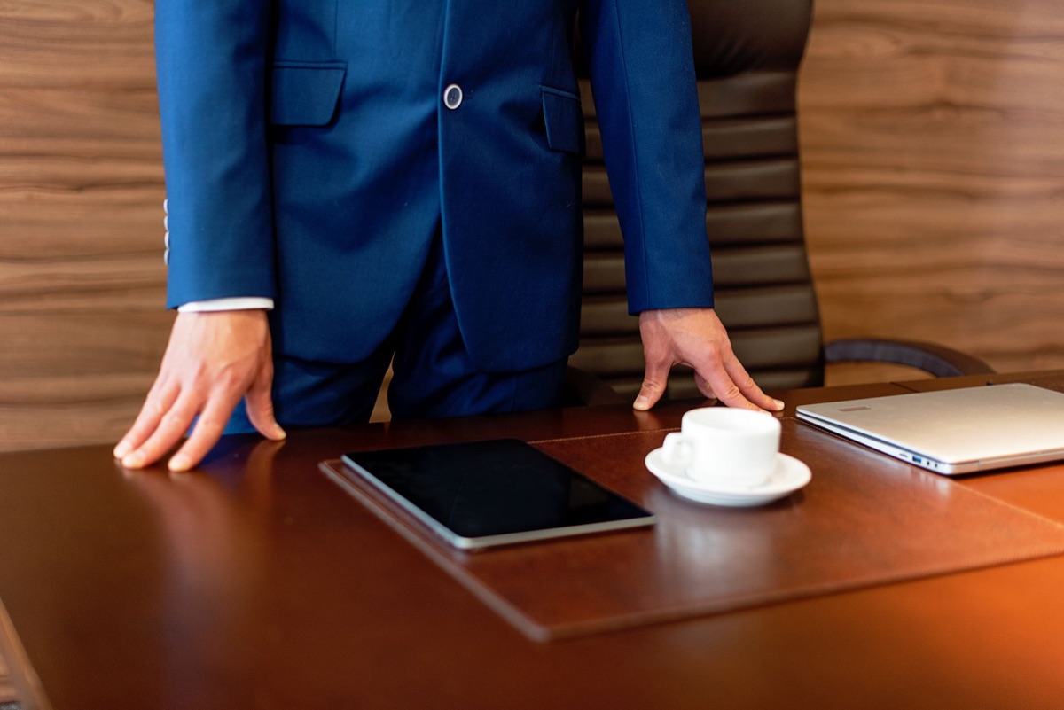 escritório burocrático com laptop e café