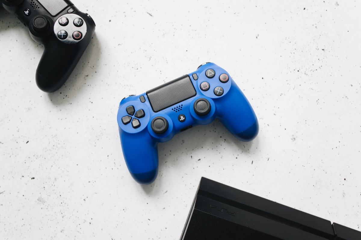 Configuración de consola de juegos y portátil en un espacio moderno