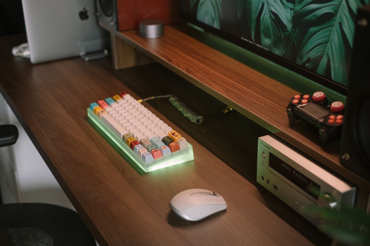scrivania con pc e console