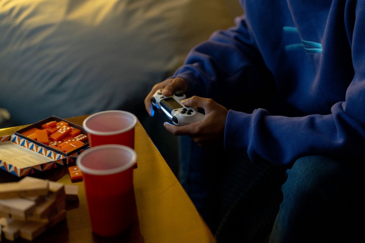 console de jogos e quadro de revisão