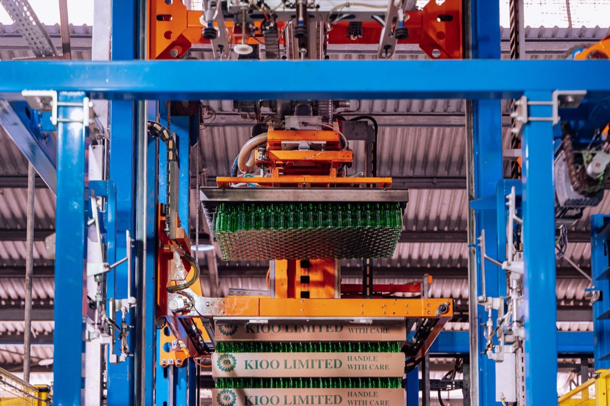 linha de montagem robótica em fábrica inglesa