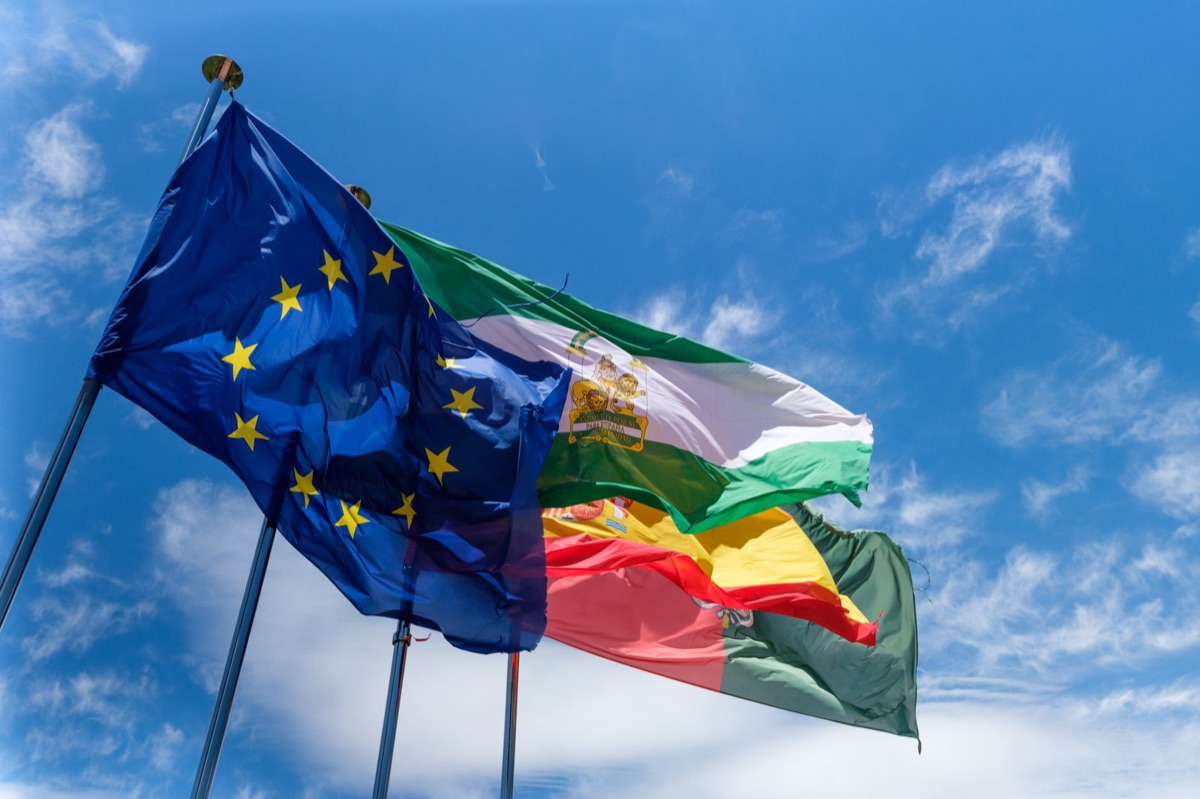 bandera inglesa junto a bandera de la unión europea