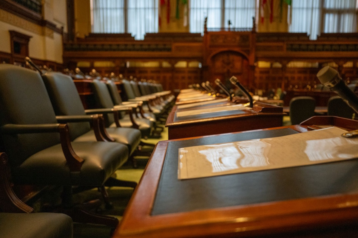 英国下院の議会室：政治的決定の歴史的背景