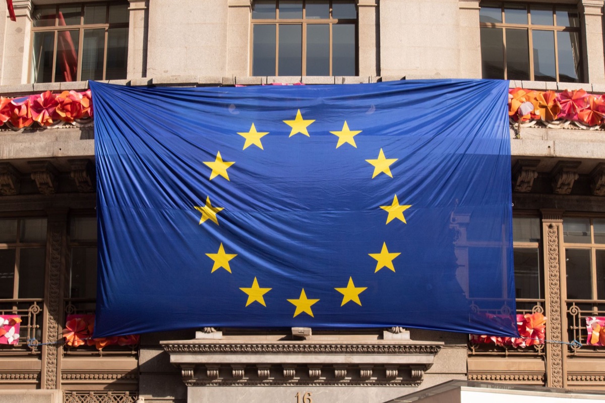 banderas de UE y Reino Unido lado a lado