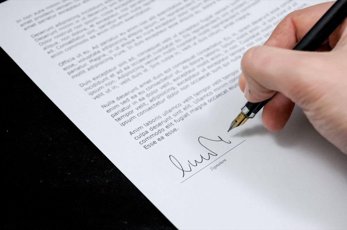 documento de acuerdo comercial con firmas de Reino Unido y UE
