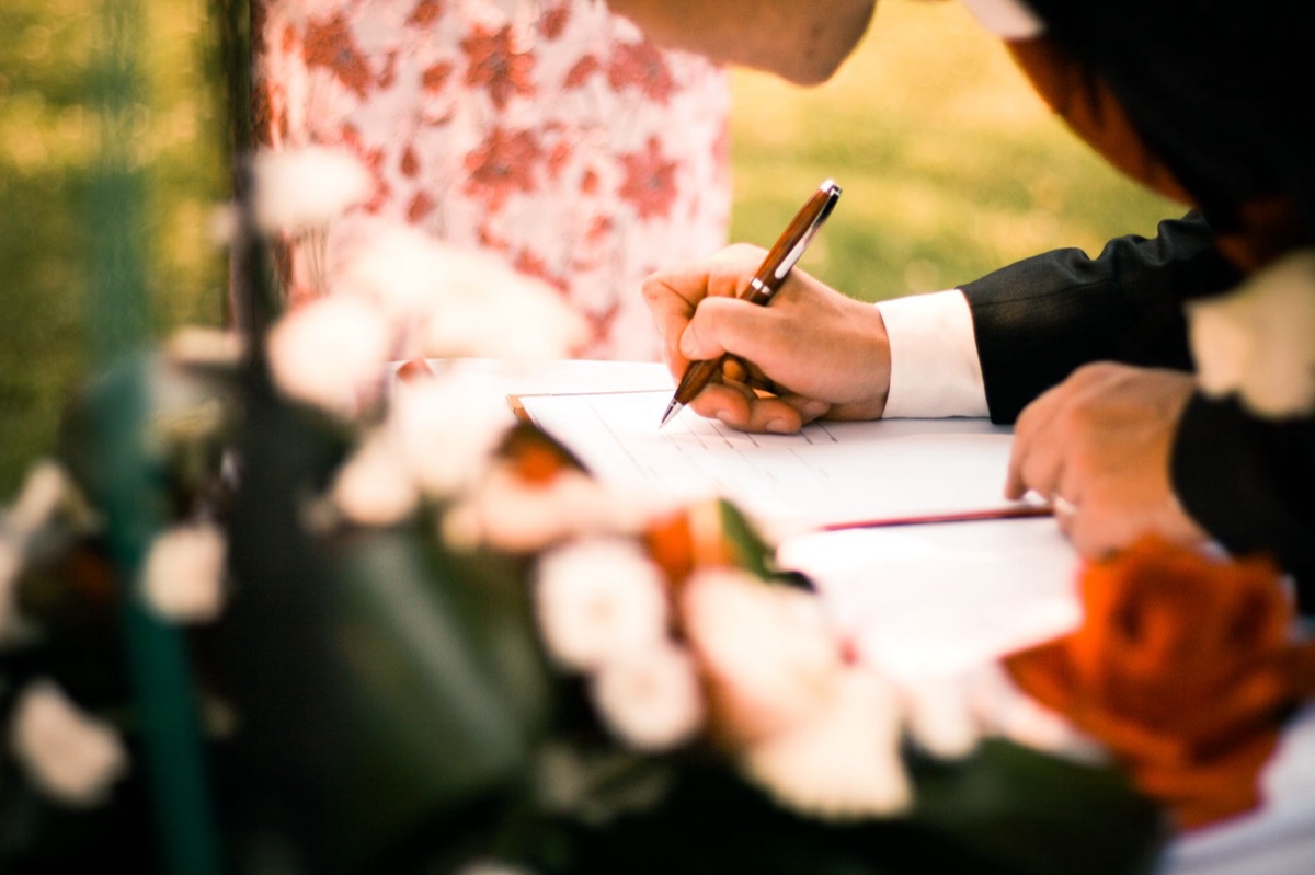 documento di accordo commerciale con timbri inglese e unione europea