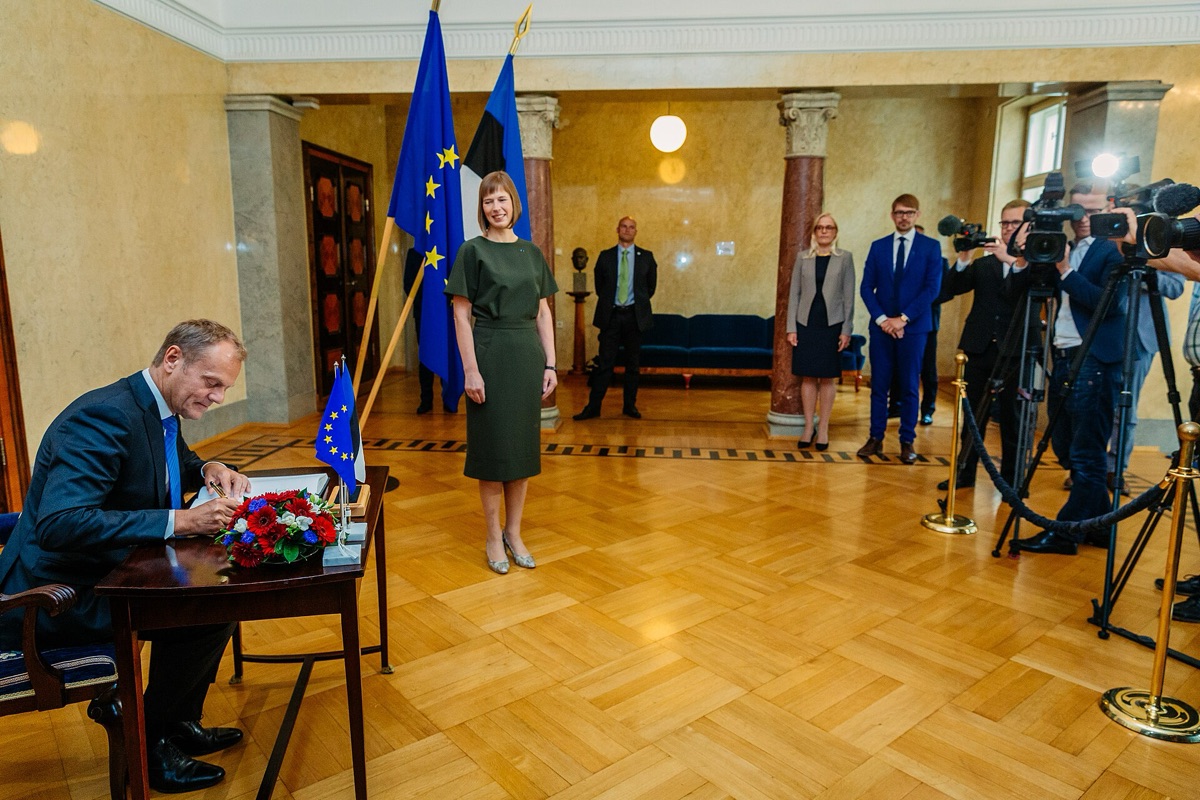 reunión en oficina con bandera de la UE