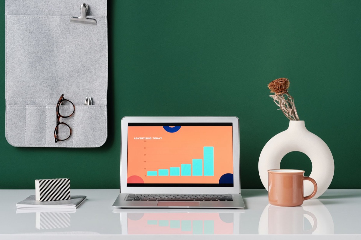 bureau moderne avec ordinateur et tasse de café