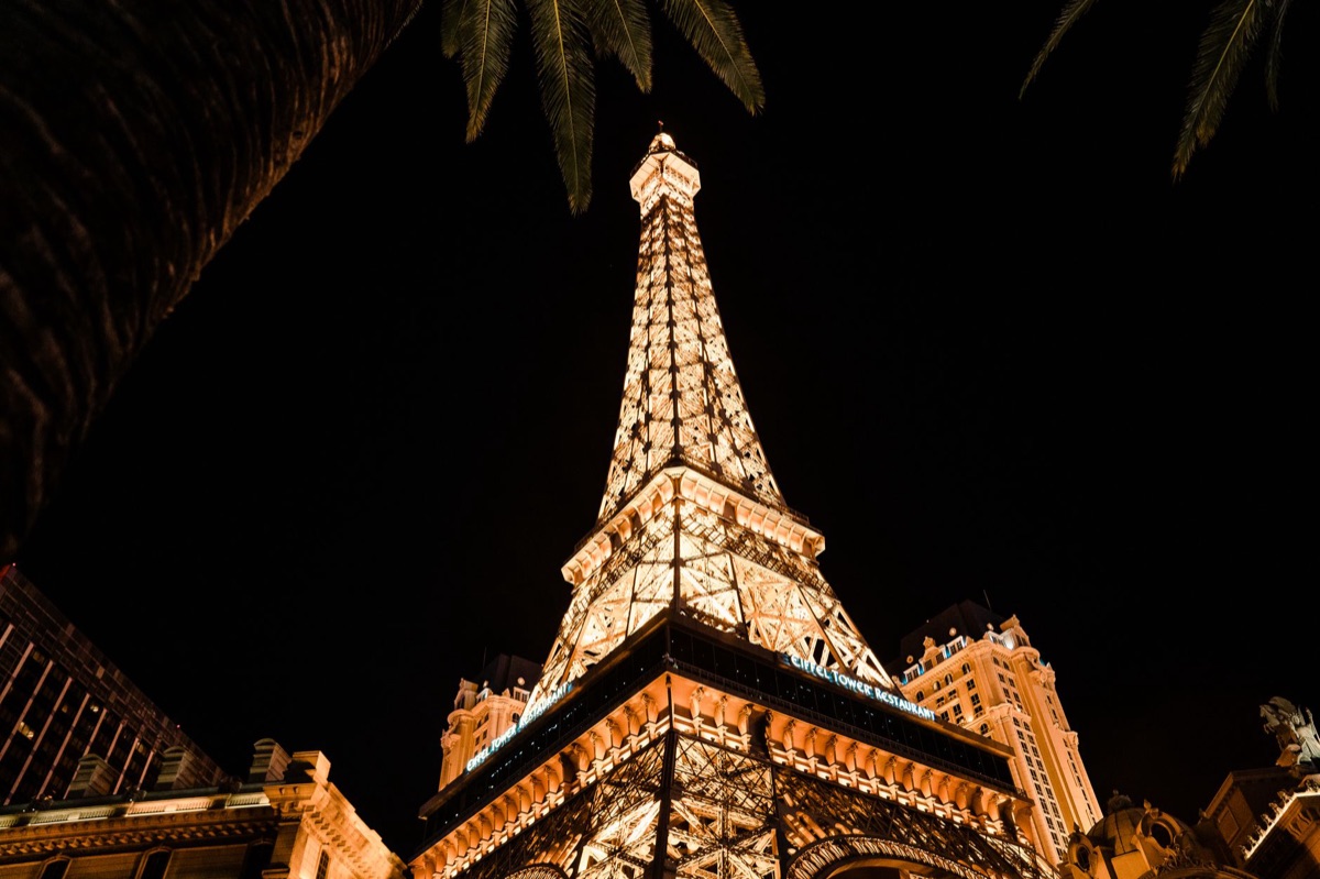 tour eiffel et london eye à la nuit