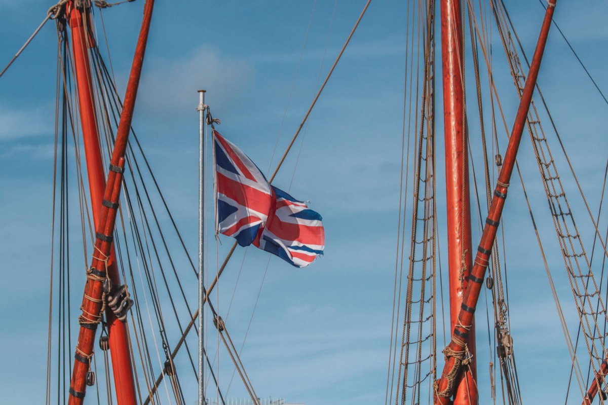 Britischer EU-Flaggen-Logo auf einem Rechtsdokument
