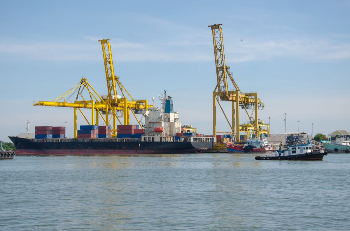 navio container no porto