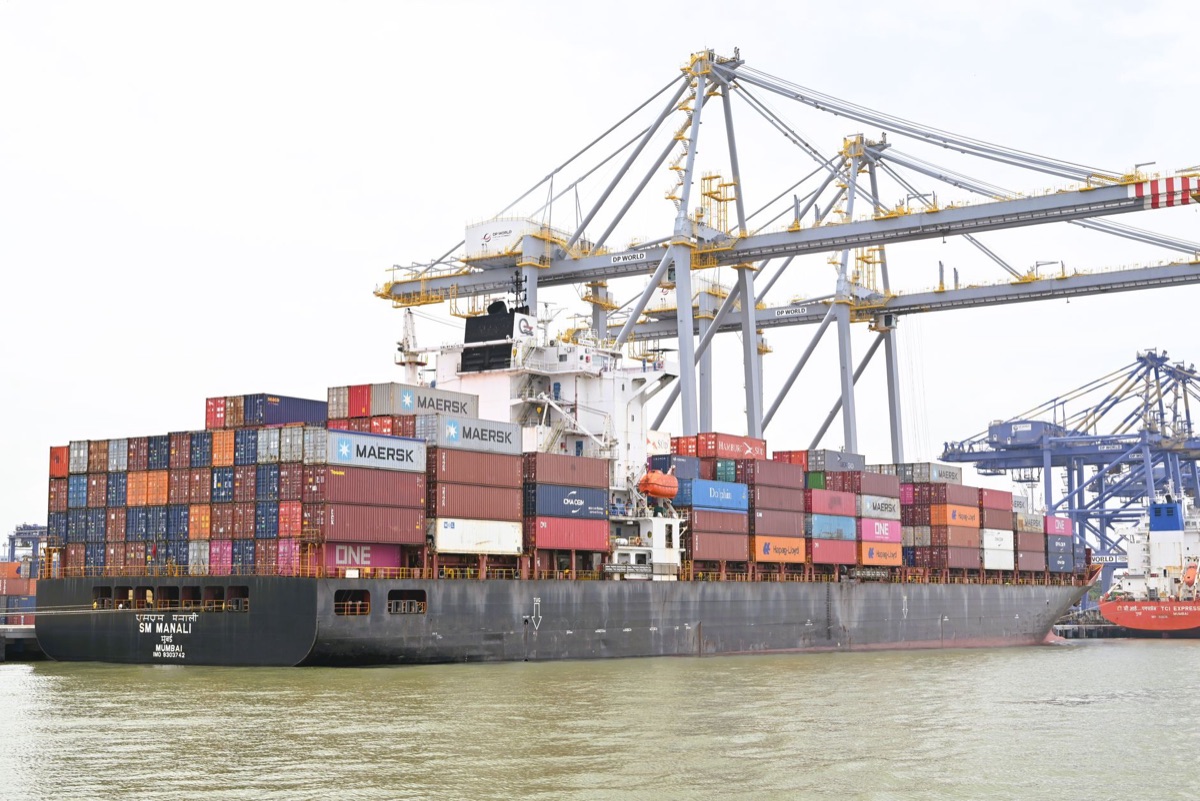 container maritorio con bandiera inglese