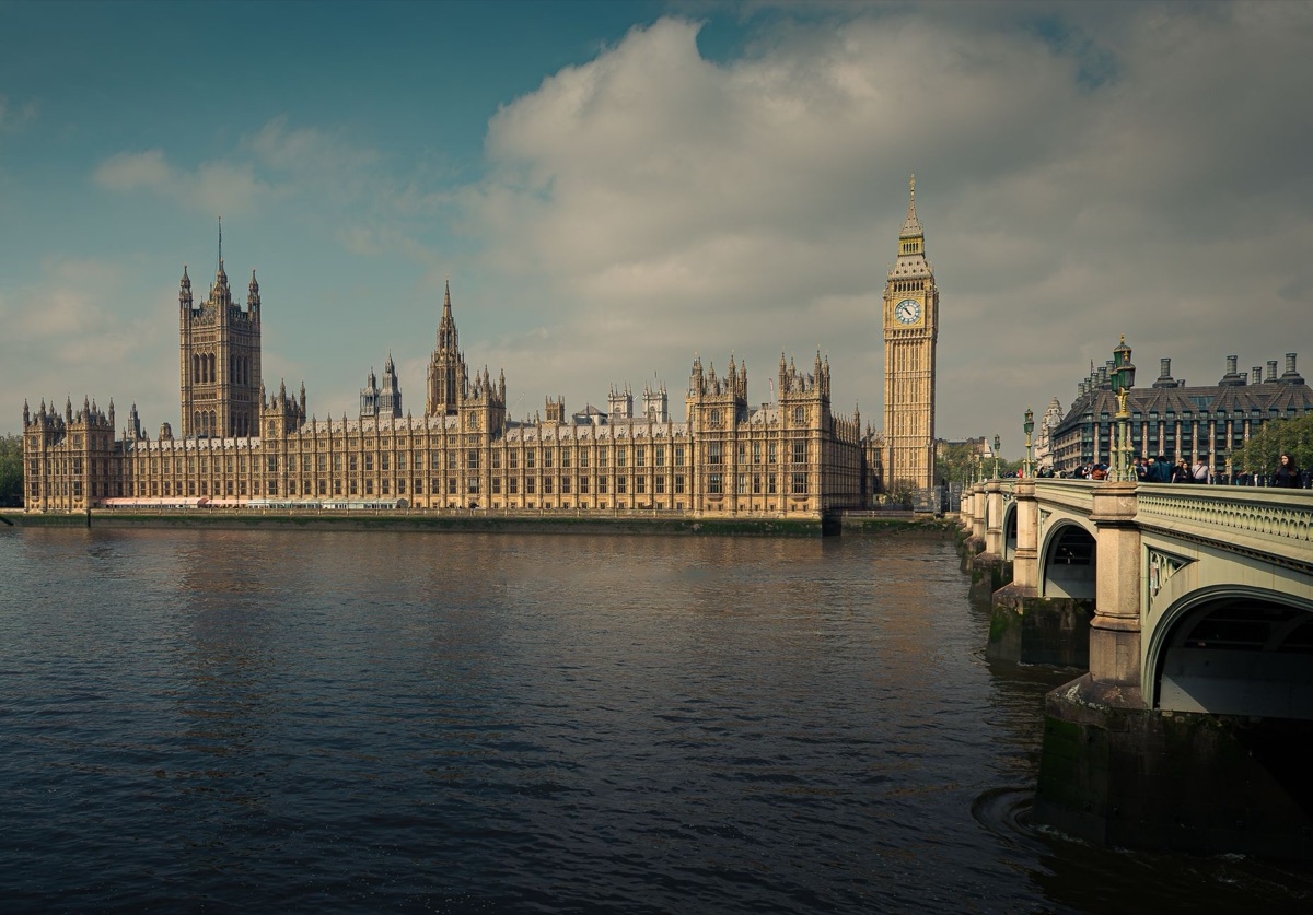 ロンドンの象徴的なビッグベンと国会議事堂