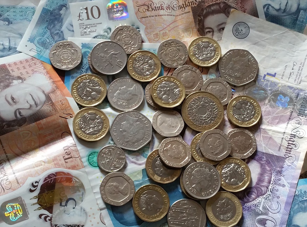 イギリスの経済指標を示すポンド紙幣